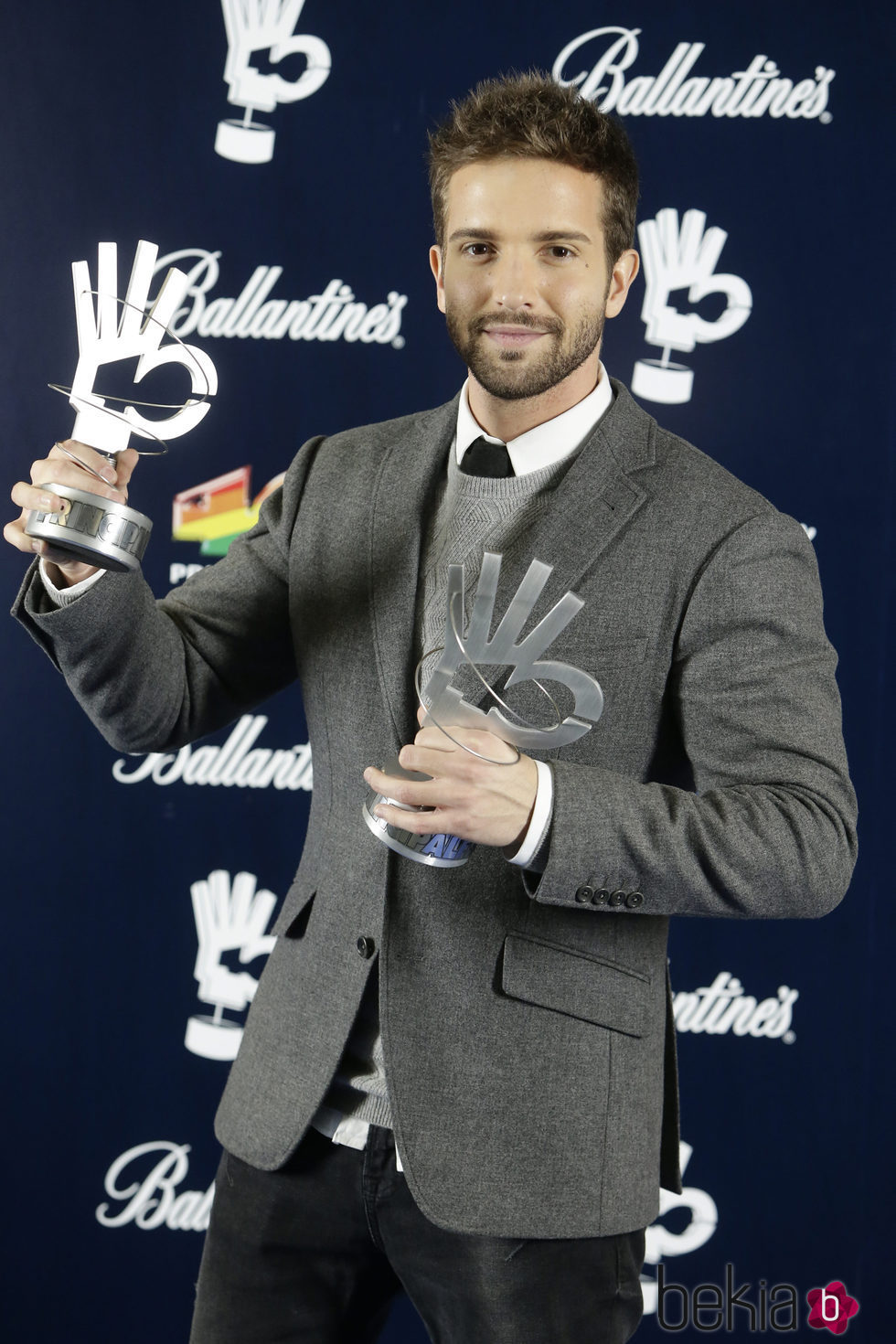 Pablo Alborán con sus galardones de los Premios 40 Principales 2015