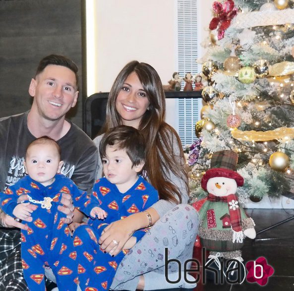 Leo Messi y Antonella Roccuzzo con sus hijos Thiago y Mateo junto al