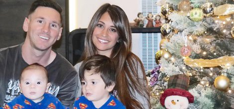 Leo Messi y Antonella Roccuzzo con sus hijos Thiago y Mateo junto al árbol de Navidad