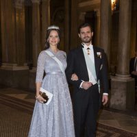 Príncipe Carlos Felipe de Suecia y Sofía Hellqvist en la cena de gala a los premiados del Nobel 2015