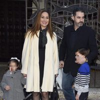 Chayo Mohedano y Andrés Fernández con sus hijos en el bautizo de la hija de Tamara Gorro y Ezequiel Garay