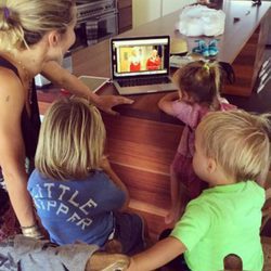 Elsa Pataky y sus hijos India, Tristan y Sasha viendo a Chris Hemsworth en un programa