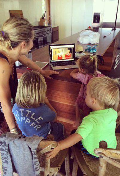 Elsa Pataky y sus hijos India, Tristan y Sasha viendo a Chris Hemsworth en un programa