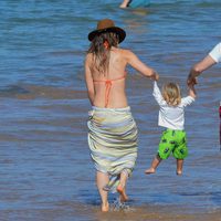 Olivia Wilde y su novio Jason Sudeikis jugando con su hijo Otis en la orilla del mar