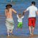 Olivia Wilde y su novio Jason Sudeikis jugando con su hijo Otis en la orilla del mar
