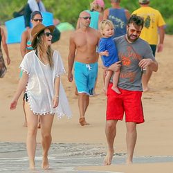 Olivia Wilde y Jason Sudeikis, felices con su hijo Otis paseando por la playa