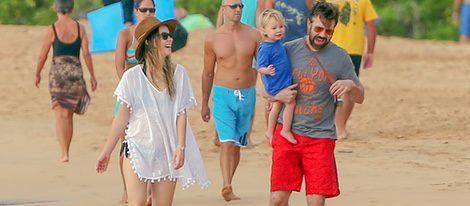 Olivia Wilde y Jason Sudeikis, felices con su hijo Otis paseando por la playa