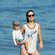 Olivia Wilde dándose un baño en el mar con su hijo Otis en brazos