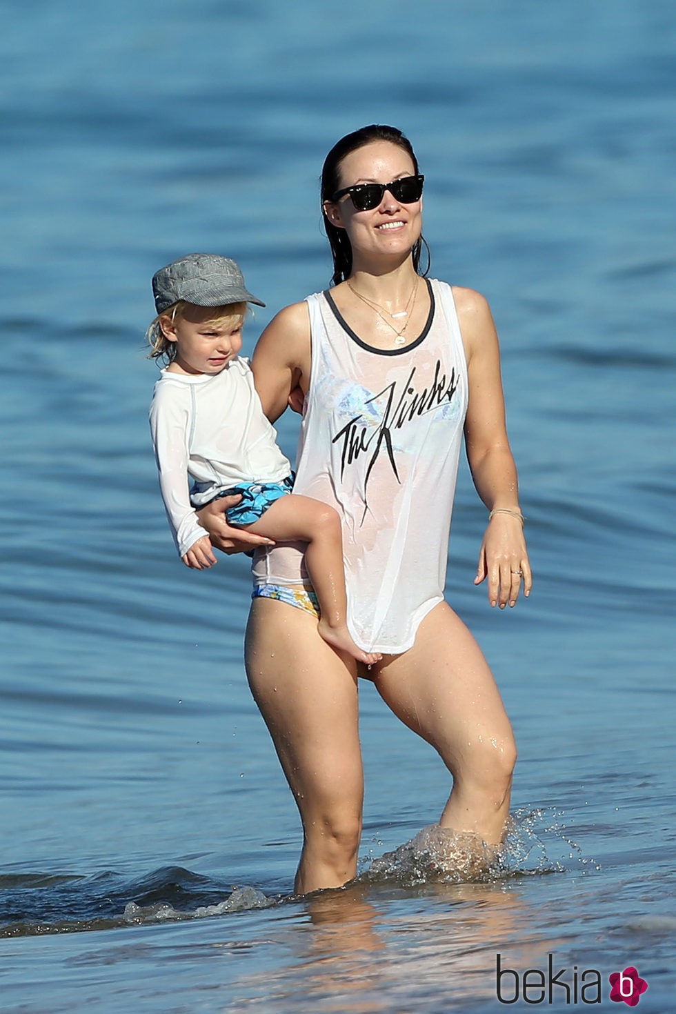 Olivia Wilde dándose un baño en el mar con su hijo Otis en brazos