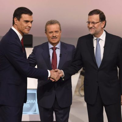 Pedro Sánchez y Mariano Rajoy saludándose antes de su cara a cara