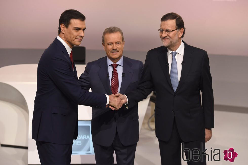 Pedro Sánchez y Mariano Rajoy saludándose antes de su cara a cara