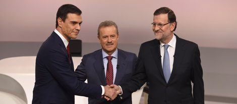 Pedro Sánchez y Mariano Rajoy saludándose antes de su cara a cara