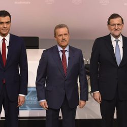 Pedro Sánchez y Mariano Rajoy con Manuel Campo Vidal antes de su cara a cara