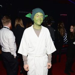Joseph Gordon-Levitt vestido de Yoda en la premiere de 'Star Wars: El Despertar de la Fuerza' en Los Ángeles