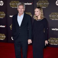 Harrison Ford y Calista Flockhart en la premiere de 'Star Wars: El Despertar de la Fuerza' en Los Ángeles