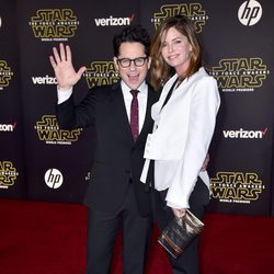 J.J Abrams y Katie McGrath en la premiere de 'Star Wars: El Despertar de la Fuerza' en Los Ángeles.
