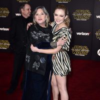 Carrie Fisher y su hija Billie Lourd en la premiere de 'Star Wars: El Despertar de la Fuerza' en Los Ángeles