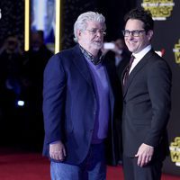 J.J Abrams y George Lucas en la premiere de 'Star Wars: El Despertar de la Fuerza' en Los Ángeles