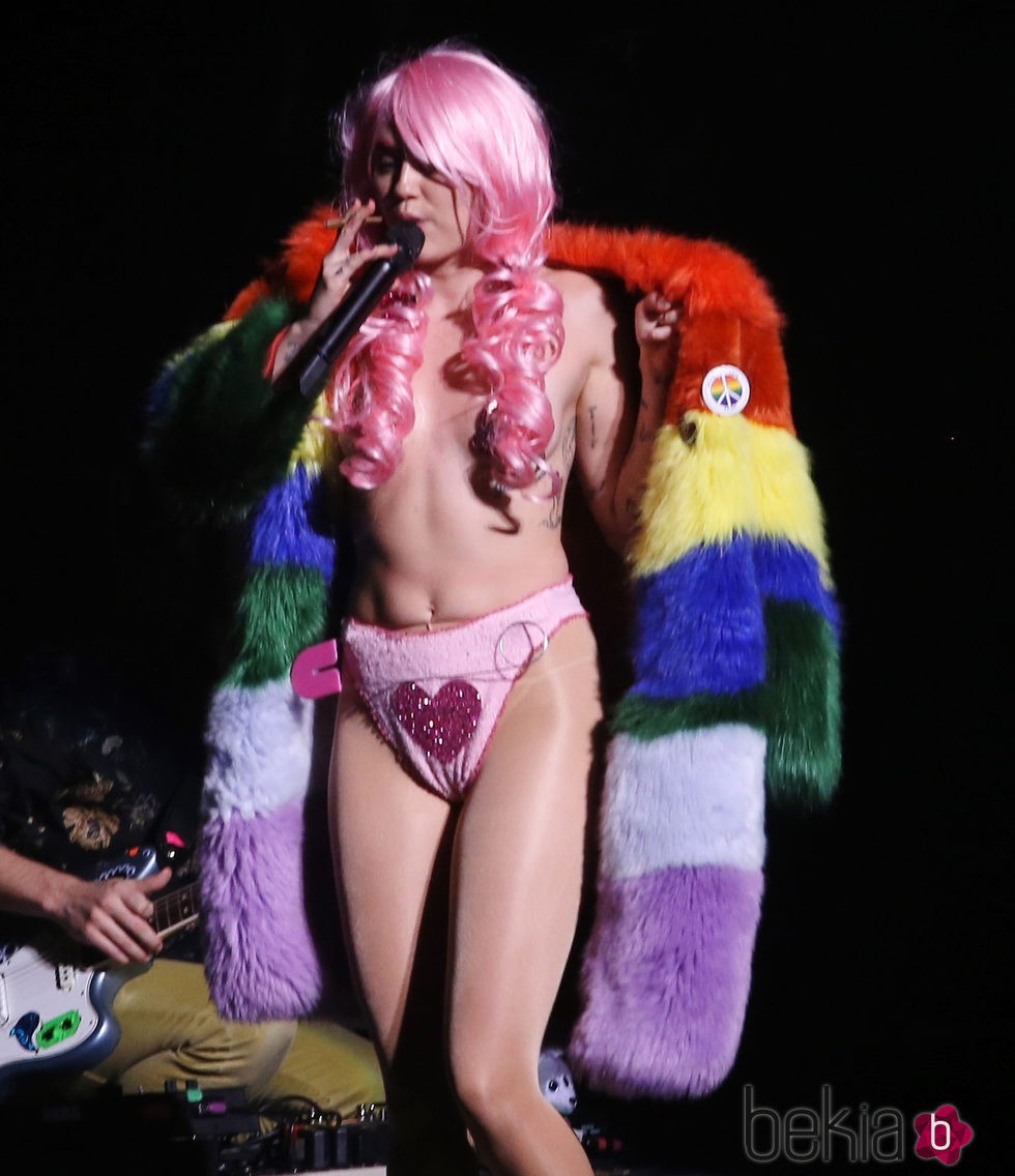 Miley Cyrus vestida con unas bragas rosas y sus pechos tapados con una peluca rosa durante un concierto en Canadá
