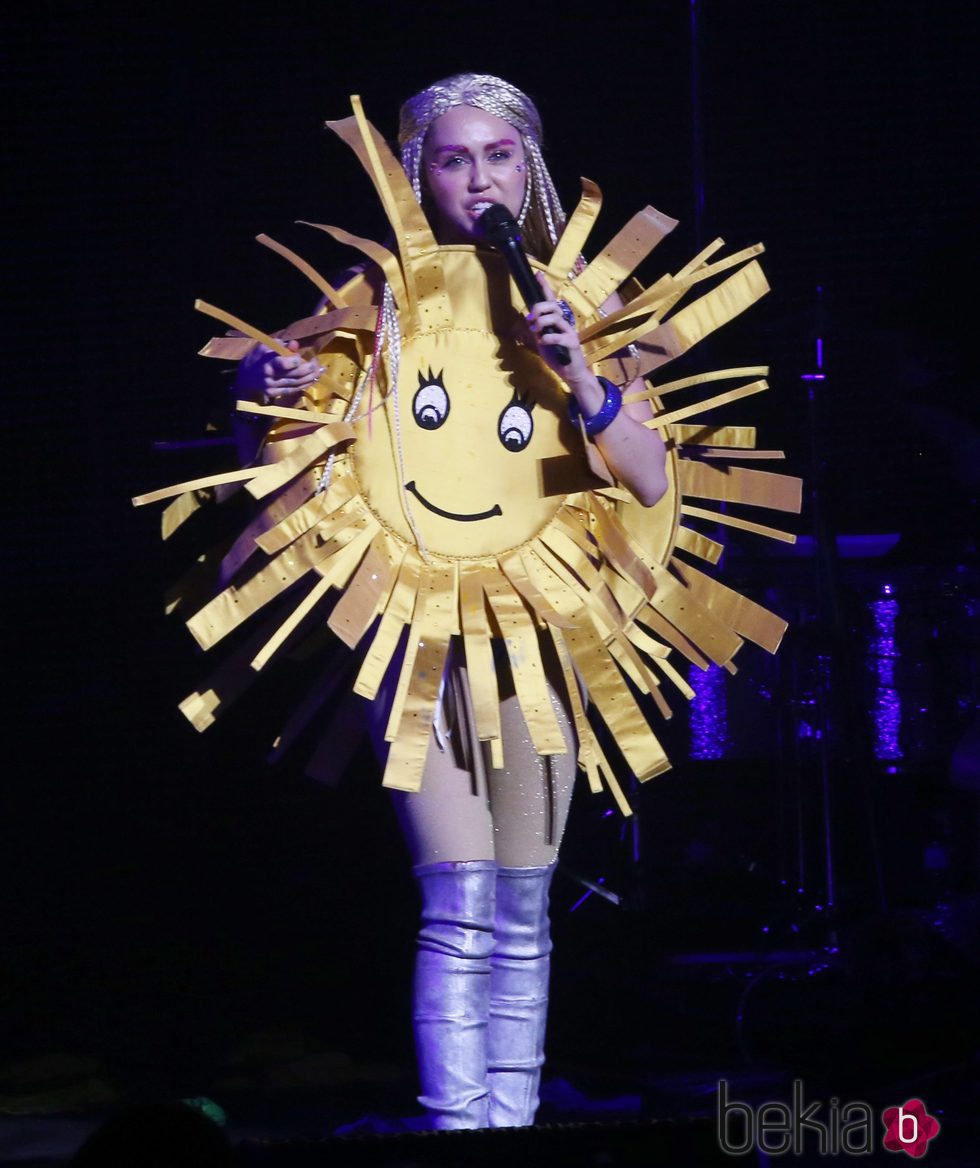 Miley Cyrus vestida de sol durante un concierto en Canadá