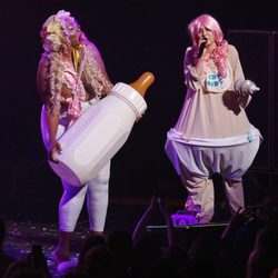 Miley Cyrus se transforma en un bebé durante un concierto en Canadá