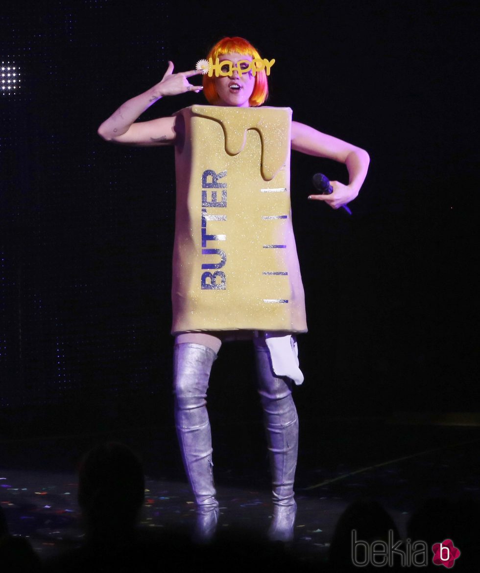 Miley Cyrus salta al escenario vestida de mantequilla durante un concierto en Canadá