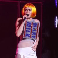 Miley Cyrus ataviada con un desconcertante estilismo durante su concierto en Canadá