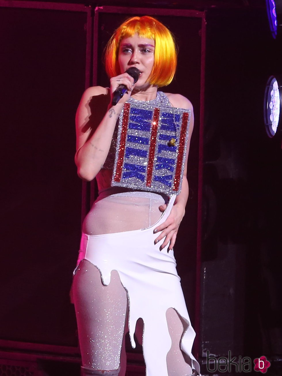 Miley Cyrus ataviada con un desconcertante estilismo durante su concierto en Canadá