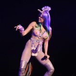 Miley Cyrus con los pechos al aire y un pene de plástico durante su concierto en Canadá