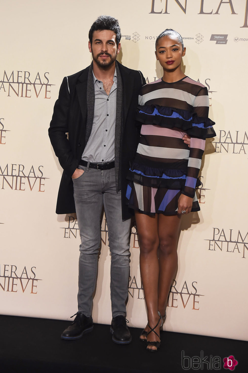 Berta Vázquez y Mario Casas posan juntos en el estreno de 'Palmeras en la Nieve'