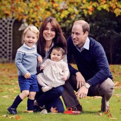 El Príncipe Guillermo y Kate Middleton felicitan la Navidad 2015 con sus hijos Jorge y Carlota