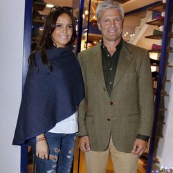 Espartaco y Glora Camila en la inauguración de la tienda de la joven en Sevilla