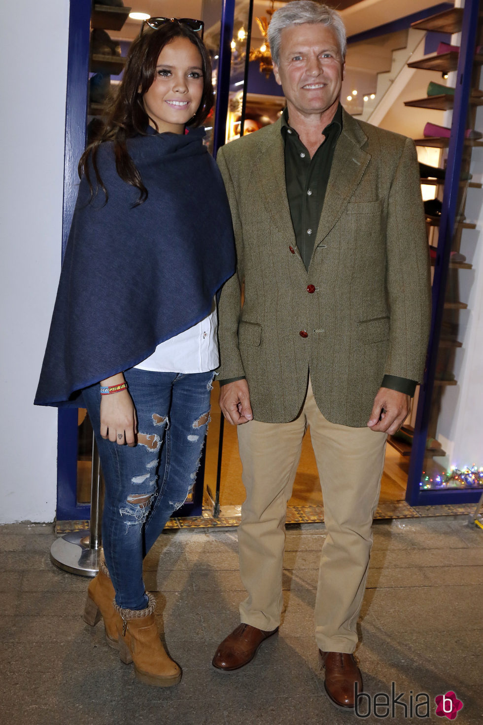 Espartaco y Glora Camila en la inauguración de la tienda de la joven en Sevilla