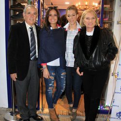 Gloria Camila apoyada por su tía Gloria Mohedano y su marido José Antonio en la inauguración de su tienda en Sevilla
