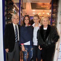 Gloria Camila apoyada por su tía Gloria Mohedano y su marido José Antonio en la inauguración de su tienda en Sevilla