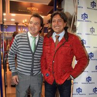 Ernesto Neyra en la inauguración de la tienda de de su novia Gloria Camila en Sevilla