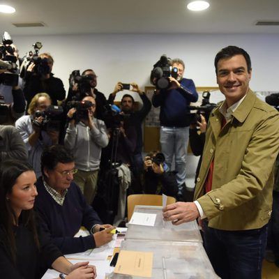 Pedro Sánchez vota en las elecciones generales del 20 de diciembre