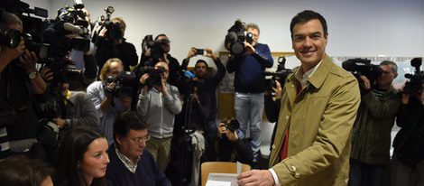 Pedro Sánchez vota en las elecciones generales del 20 de diciembre