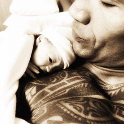 Dwayne Johnson publica una foto de su hija recién nacida