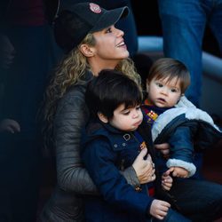 Shakira con sus hijos Milan y Sasha viendo un partido de fútbol