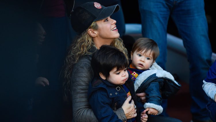 Shakira con sus hijos Milan y Sasha viendo un partido de fútbol