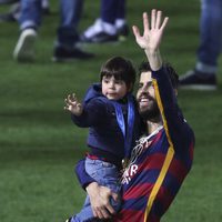 Gerard Piqué celebra el Mundialito de Clubes 2015 con su hijo Milan
