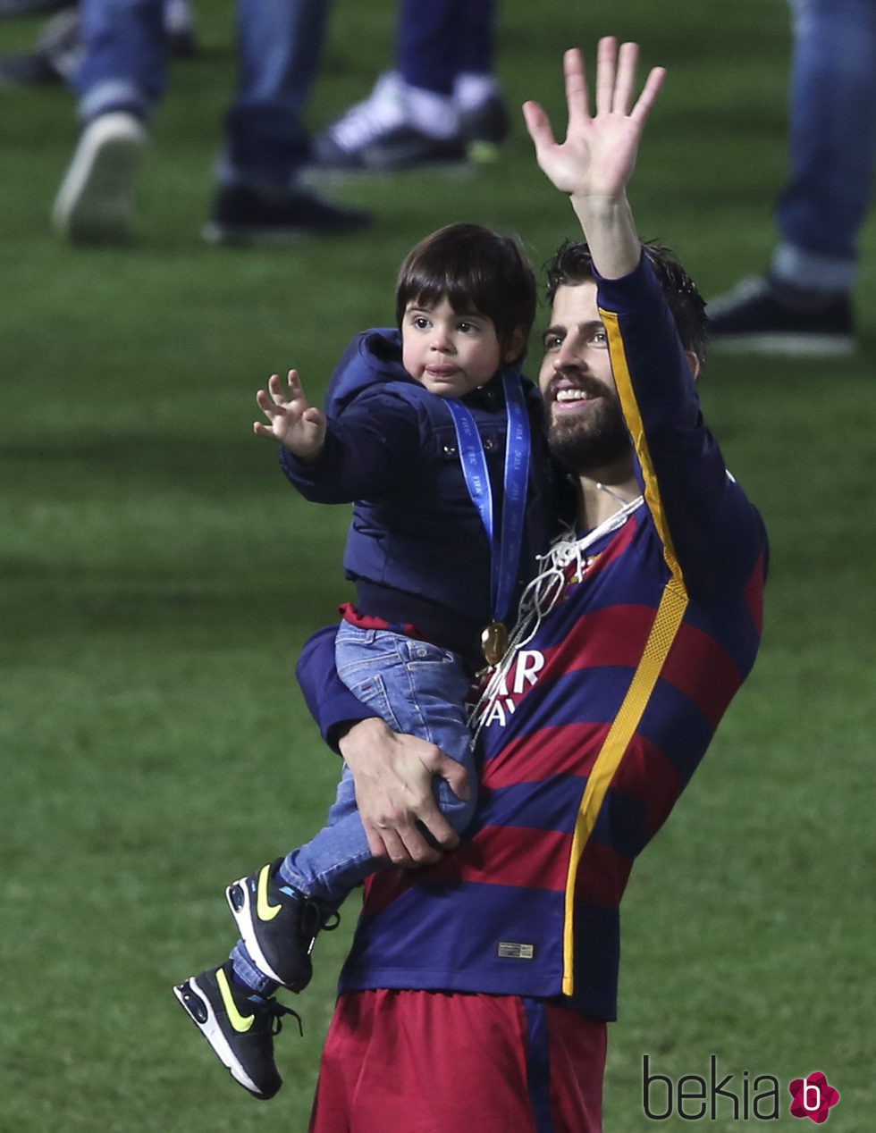 Gerard Piqué celebra el Mundialito de Clubes 2015 con su hijo Milan