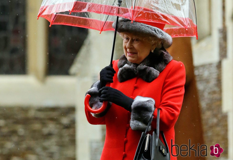 La Reina Isabel II asiste a la tradicional Misa de Navidad 2015