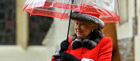 La Reina Isabel II asiste a la tradicional Misa de Navidad 2015