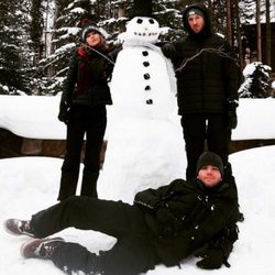 Taylor Swift, su hermano Austin y Calvin Harris disfrutan la Navidad 2015 en la nieve