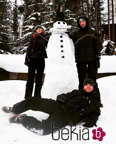 Taylor Swift, su hermano Austin y Calvin Harris disfrutan la Navidad 2015 en la nieve