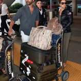 Eva Longoria y José Antonio Bastón a su llegada al aeropuerto de Los Ángeles