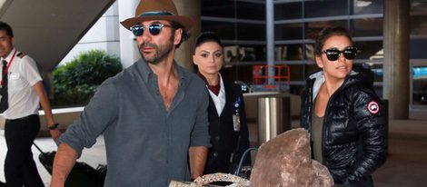 Eva Longoria y José Antonio Bastón a su llegada al aeropuerto de Los Ángeles