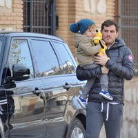 Iker Casillas con su hijo Martín pasando la Navidad 2015 en Corral de Almaguer